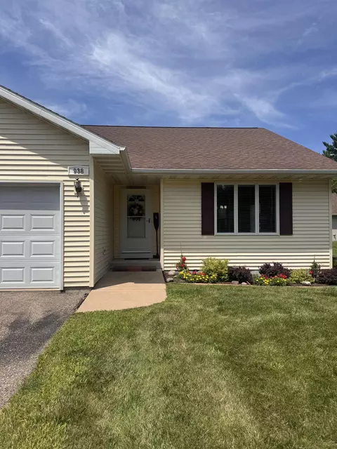 938 Mead Dr, Waupaca, WI 54981