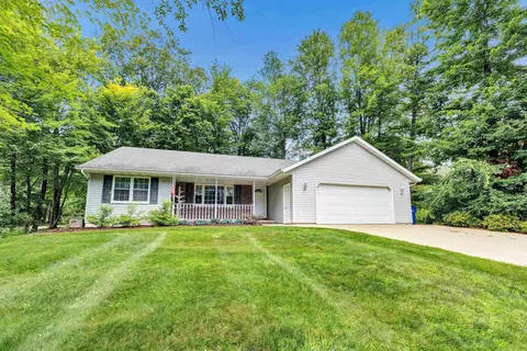 1790 Ives Ln, Suamico, WI 54173