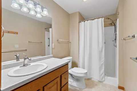 Bath - 5431 Brookview Dr #2, Appleton, WI 54913 photo 3 of 5