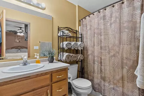 Bath - n9557 Clover Ridge Tr, Appleton, WI 54915 photo 2 of 3