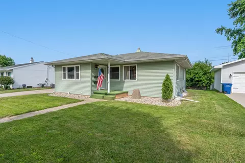 611 Park St, Combined Locks, WI 54113