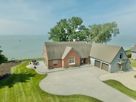 n8323 North Shore Road, Menasha, WI 54952