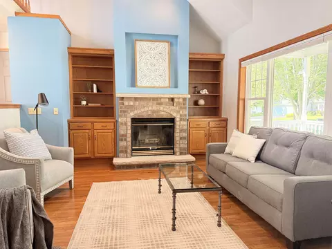 Living - 53 Weatherstone Dr, Appleton, WI 54914 photo 2 of 7