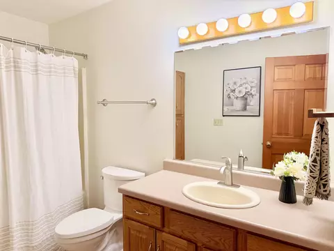Bath - 53 Weatherstone Dr, Appleton, WI 54914 photo 2 of 3
