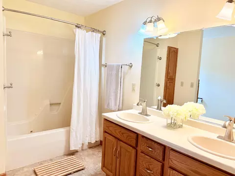 Bath - 53 Weatherstone Dr, Appleton, WI 54914 photo 1 of 3