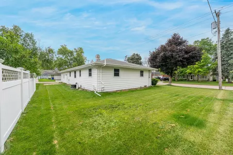 Exterior - 1900 N Mason St, Appleton, WI 54914 photo 6 of 8