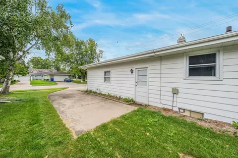 Exterior - 1900 N Mason St, Appleton, WI 54914 photo 3 of 8