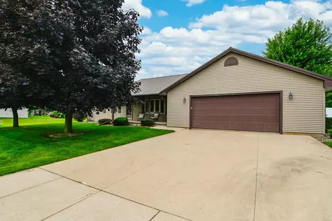 440 Longwood Ln, Wrightstown, WI 54180