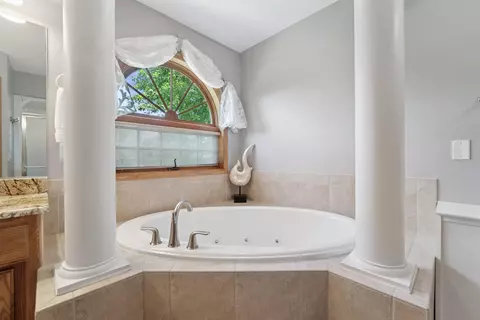 Bath - 228 E Thornbrook Ln, Appleton, WI 54913 photo 4 of 7