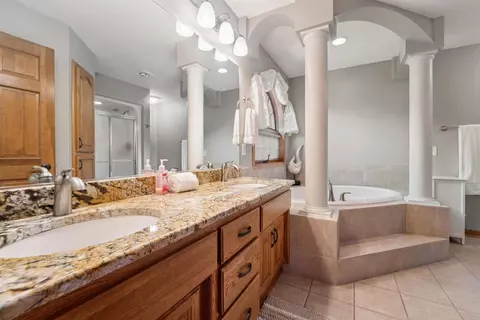 Bath - 228 E Thornbrook Ln, Appleton, WI 54913 photo 3 of 7