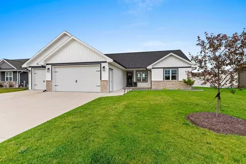 881 Joeanna Way, Pulaski, WI 54162