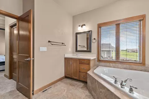 Bath - 6630 N Headwall Cir, Appleton, WI 54913 photo 3 of 10