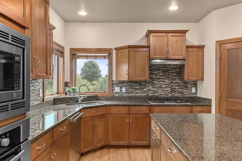 Kitchen - 6630 N Headwall Cir, Appleton, WI 54913 photo 3 of 6