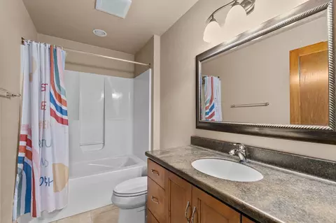 Bath - 6630 N Headwall Cir, Appleton, WI 54913 photo 8 of 10