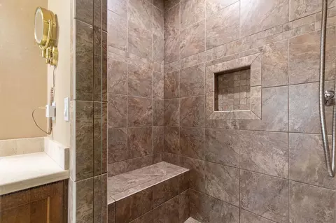 Bath - 6630 N Headwall Cir, Appleton, WI 54913 photo 5 of 10