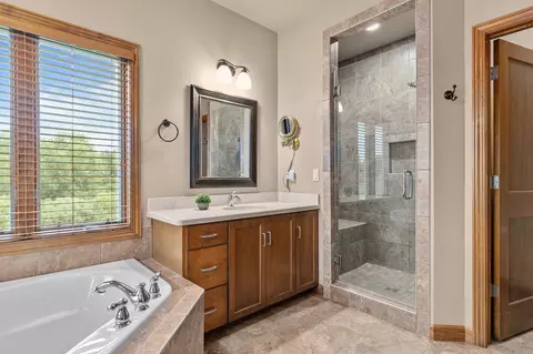 Bath - 6630 N Headwall Cir, Appleton, WI 54913 photo 2 of 10