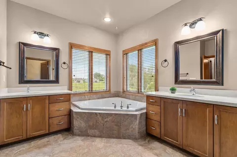 Bath - 6630 N Headwall Cir, Appleton, WI 54913 photo 1 of 10