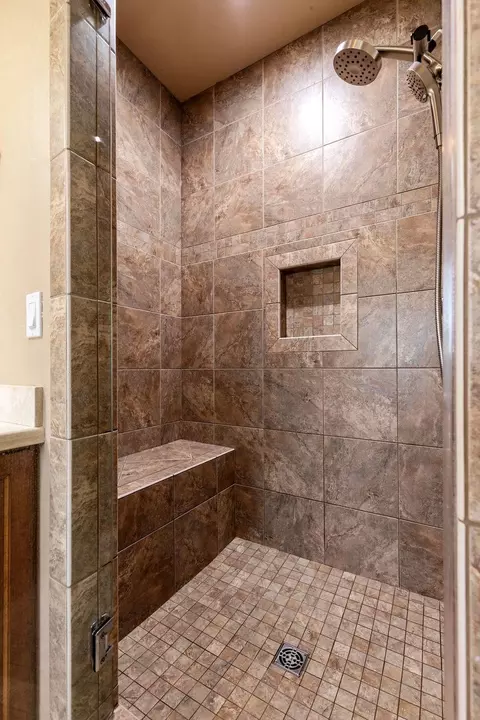 Bath - 6630 N Headwall Cir, Appleton, WI 54913 photo 4 of 10