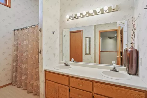 Bath - 929 E Windfield Pl #B, Appleton, WI 54911 photo 2 of 2