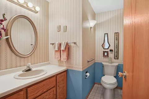 Bath - 929 E Windfield Pl #B, Appleton, WI 54911 photo 1 of 2