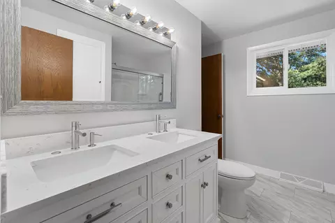 Bath - 2407 S Clover Ln, Appleton, WI 54915 photo 2 of 5