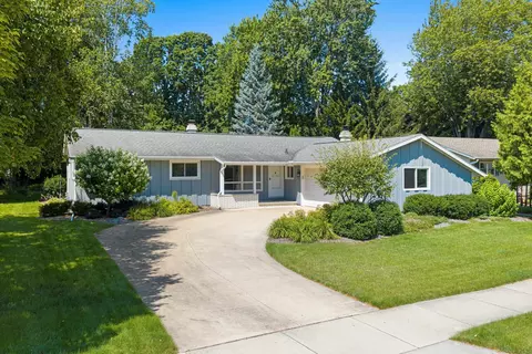 Exterior - 2407 S Clover Ln, Appleton, WI 54915 photo 2 of 11