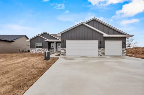 2996 Creekwood Dr, Green Bay, WI 54311