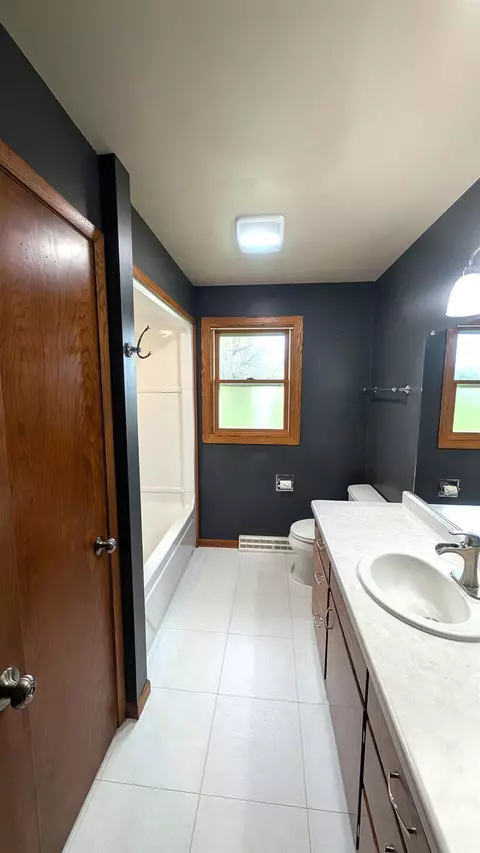 Bath - 2716 S Greenview St, Appleton, WI 54915 photo 2 of 3