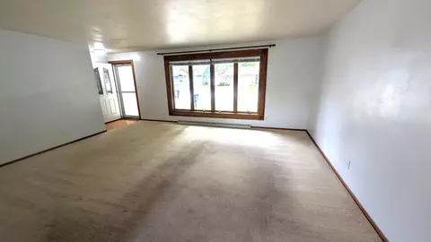 Living - 2716 S Greenview St, Appleton, WI 54915 photo 2 of 5