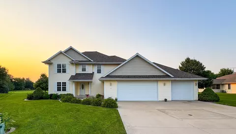 77 Thackery Dr, Oshkosh, WI 54904