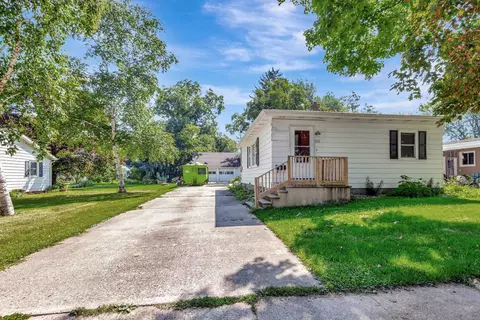 322 Adams Ave, Omro, WI 54963