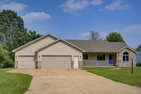 120 Crystal Springs Dr, Hortonville, WI 54944