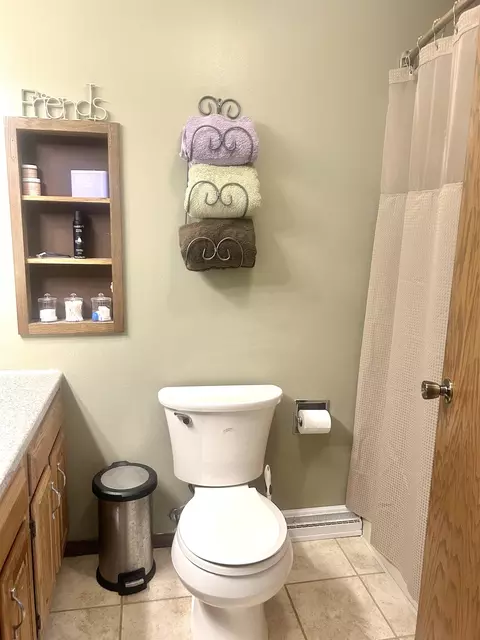 Bath - 3009 E Canary St, Appleton, WI 54915 photo 3 of 5