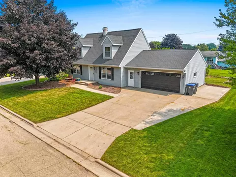 1366 Pinehurst Ln, Neenah, WI 54956