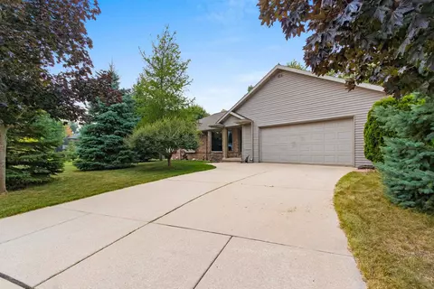 1309 Creekside Ln, Green Bay, WI 54311
