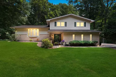1878 Oakhill Dr, Green Bay, WI 54313