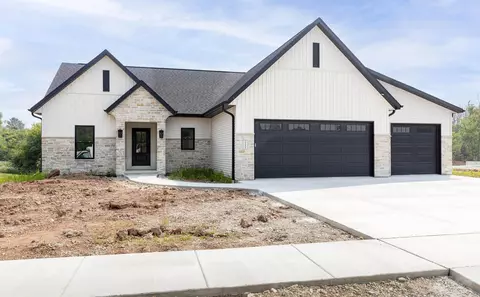 2584 N Stellita Cir, De Pere, WI 54115