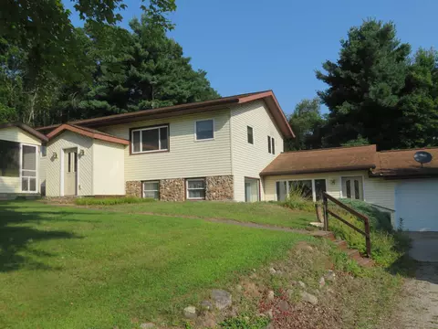 120 Division Ct, Iola, WI 54945
