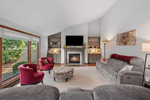 Living - 3547 N Windward Ln, Appleton, WI 54911 photo 4 of 9