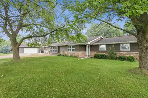 528 Round Lake Rd, Brillion, WI 54110