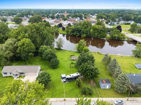 303 1st St, Oconto, WI 54153