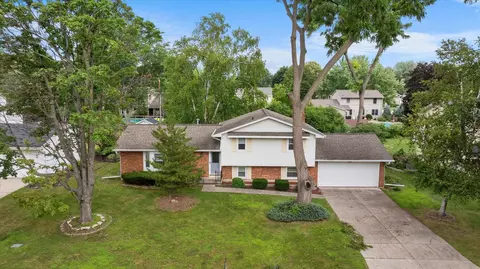 517 Hilltop Dr, Green Bay, WI 54301