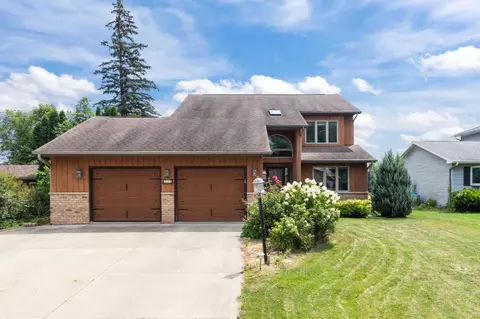 738 E River Dr, Omro, WI 54963