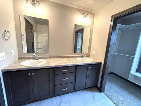 Bath - W6515 Breezy Way, Appleton, WI 54915 photo 2 of 3