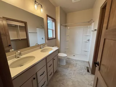 Bath - W6527 Breezy Way, Appleton, WI 54915 photo 2 of 3