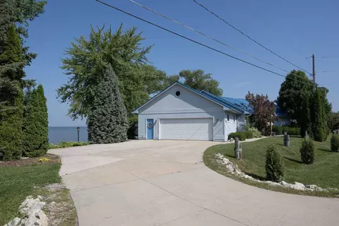 4061 Nicolet Rd, Green Bay, WI 54311