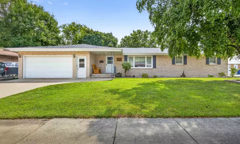 923 W Mckinley Ave, Little Chute, WI 54140