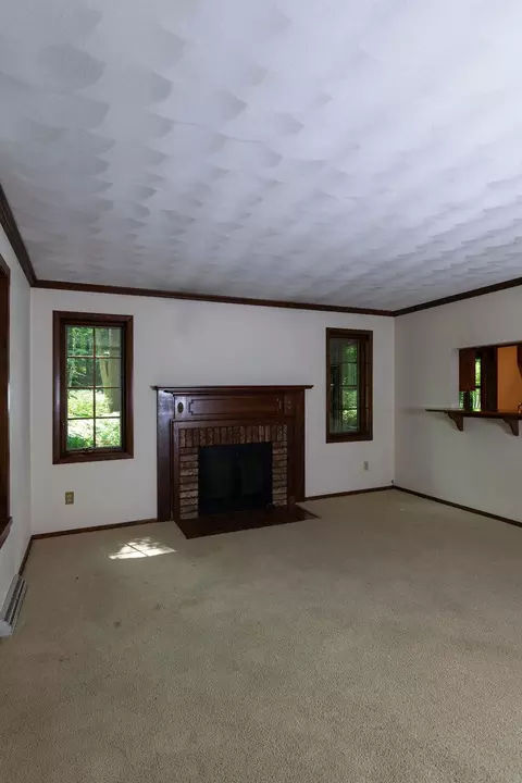 Living - w3936 Highview Drive, Appleton, WI 54913 photo 2 of 10