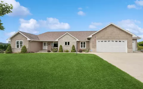 8425 Whispering Meadows Dr, Larsen, WI 54947