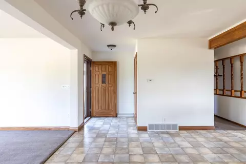 Entry Way - n138 County Road N, Appleton, WI 54915 photo 2 of 2